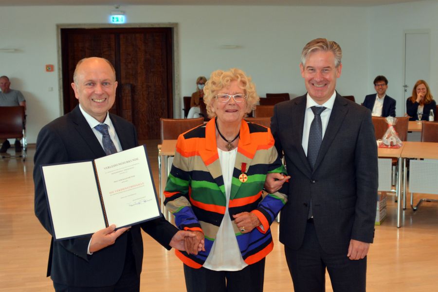 Gertraud Mütter aus Hövelhof erhielt im Paderborner Kreishaus die Verdienstmedaille des Verdienstordens der Bundesrepublik Deutschland - Landrat Christoph Rüther und Hövelhofs Bürgermeister Michael Berens freuen sich mit ihr über die Auszeichnung Bildnachweis: Amt für Presse- und Öffentlichkeitsarbeit, Kreis Paderborn, Meike Delang Gertraud Mütter aus Hövelhof erhielt im Paderborner Kreishaus die Verdienstmedaille des Verdienstordens der Bundesrepublik Deutschland - Landrat Christoph Rüther und Hövelhofs Bürgermeister Michael Berens freuen sich mit ihr über die Auszeichnung Bildnachweis: Amt für Presse- und Öffentlichkeitsarbeit, Kreis Paderborn, Meike Delang